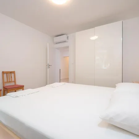 Beachfront Antonio Miro 아파트 트로기르