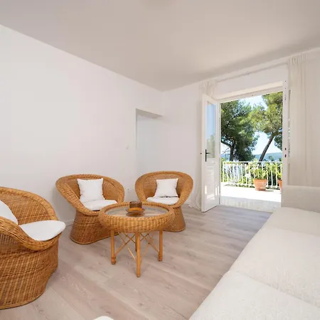 Beachfront Antonio Miro * טרוגיר