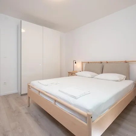 Beachfront Antonio Miro 트로기르