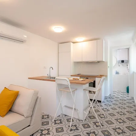 Beachfront Antonio Miro 트로기르