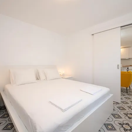 Beachfront Antonio Miro شقة