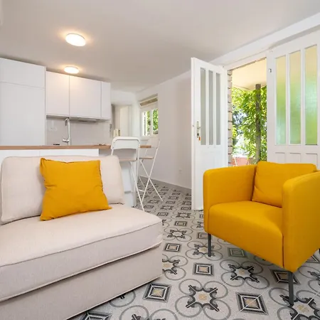 Beachfront Antonio Miro شقة