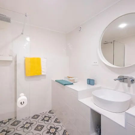 Beachfront Antonio Miro * تروغير