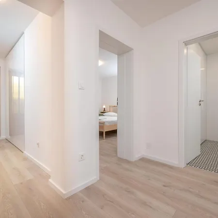 Beachfront Antonio Miro * تروغير