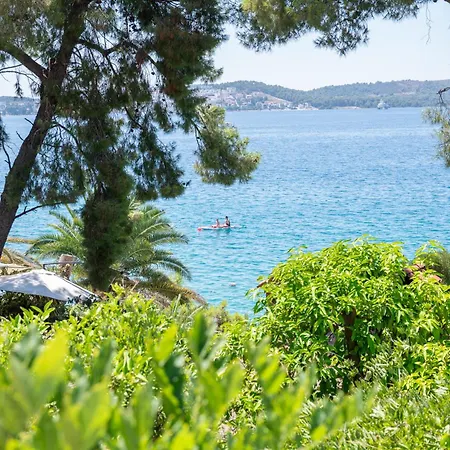 Beachfront Antonio Miro * تروغير