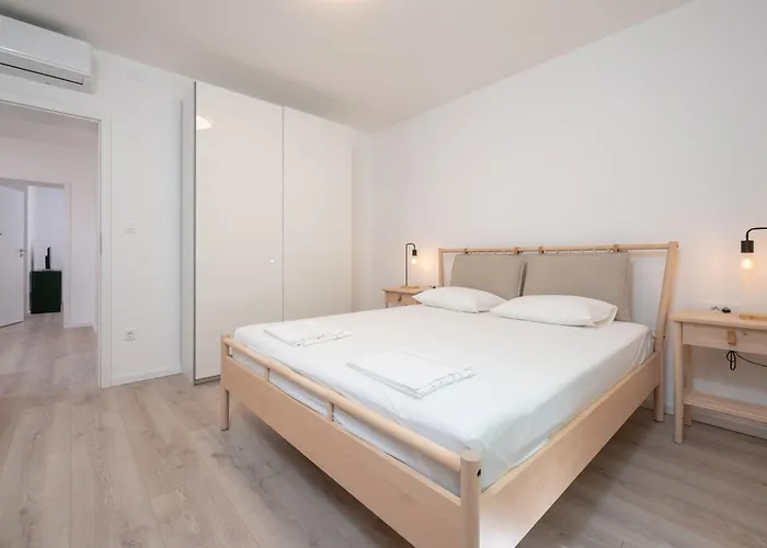 Beachfront Antonio Miro טרוגיר