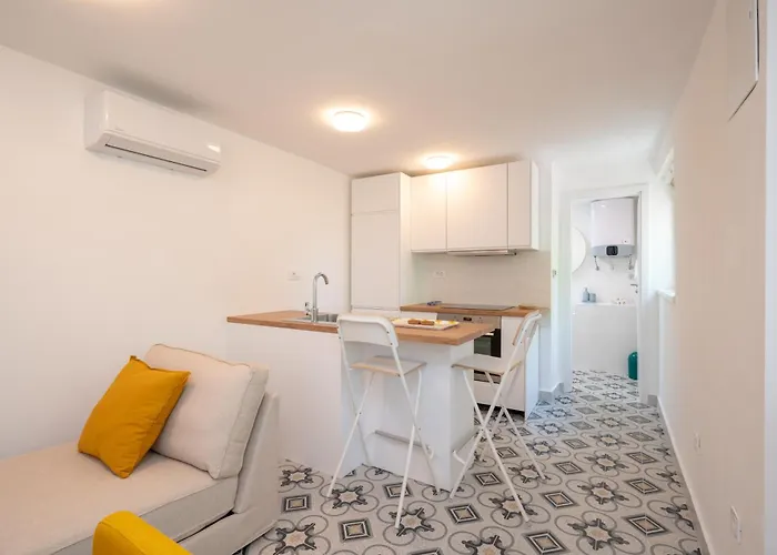 Beachfront Antonio Miro טרוגיר